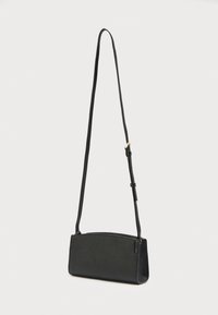 Schwarze Umhängetasche mit schlankem rechteckigem Design, gefertigt aus strukturiertem Material, mit langem verstellbarem Riemen und Reißverschluss.