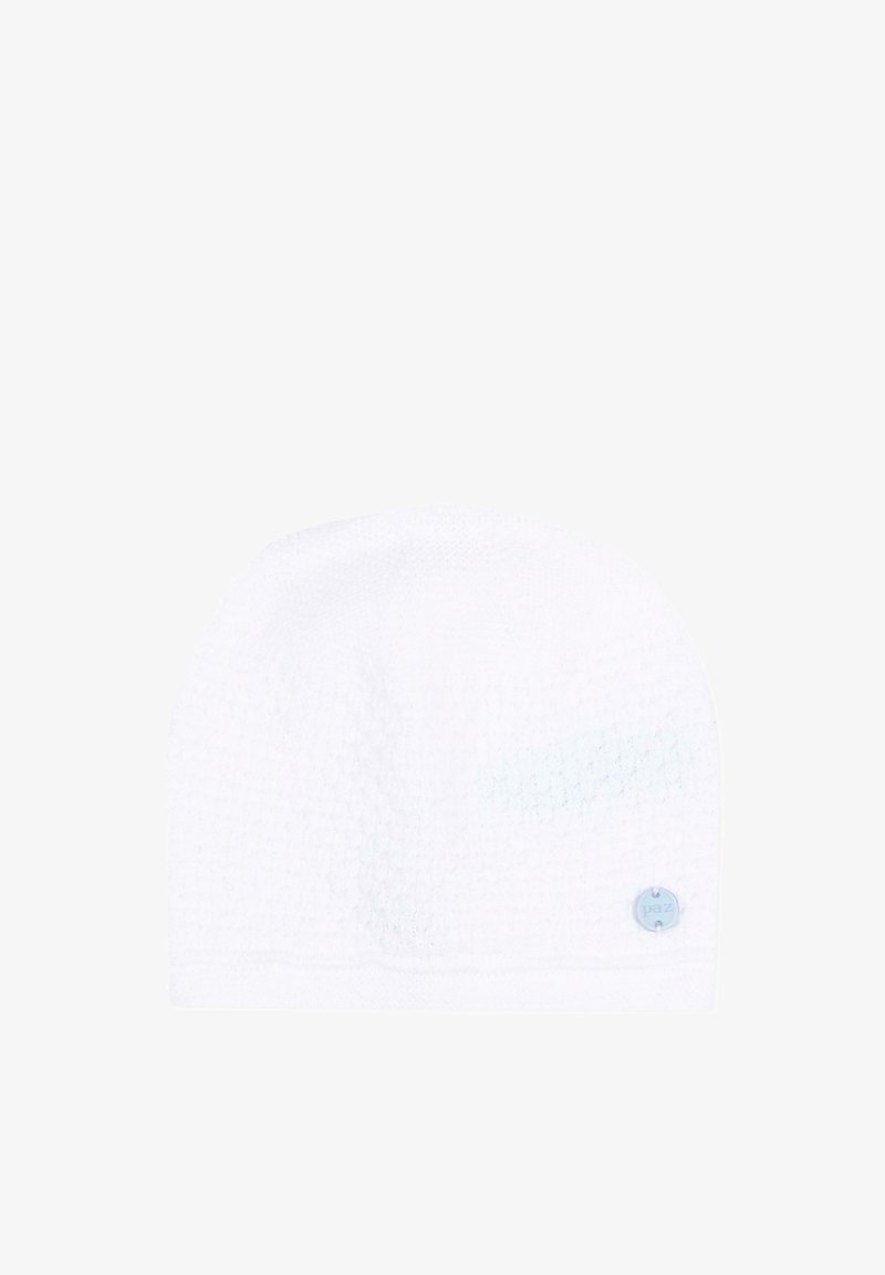 Bonnet de bébé tricoté blanc texturé avec une petite étiquette ronde bleue sur le côté inférieur droit.