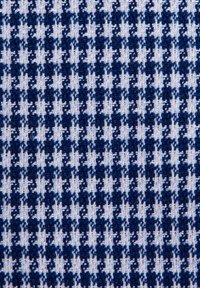 Tkana tkanina o ciemnogranatowym i białym wzorze w kratę hounds-tooth, z teksturowaną powierzchnią i przeplatającymi się kształtami.