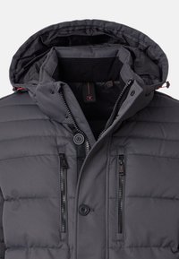 Giacca puffer grigia con cappuccio rimovibile, tasche con zip, orlo a coste e chiusura a bottone a pressione. Tessuto testurizzato con design trapuntato.