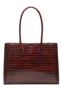 Bruine leren shopper met krokodillenprint, twee afgeronde handvatten en een gestructureerde vorm, voorzien van een subtiele glanzende afwerking en gedetailleerd stiksel.