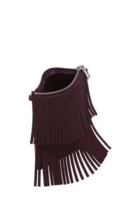 Burgundowa torebka z frędzlami z zamkiem błyskawicznym, z pionowymi wycięciami, miękką teksturą przypominającą zamsz i wyłożonym wnętrzem.