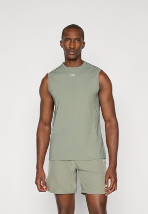 Mouwloze sporttop en shorts in lichtgroene stof, met mesh-accenten op de schouders, een gladde textuur en een regular fit.