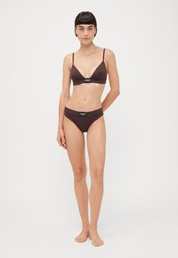 Brun bikini sæt med trekantsbh med justerbare stropper og matchende højtaljede bikini shorts. Glat stof med branding.