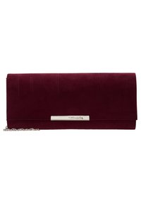 Pochette en daim bordeaux avec chaîne argentée et plaque logo rectangulaire argentée sur le rabat avant.