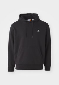 Hanorac negru din amestec de bumbac, cu buzunar frontal, glugă cu șnur, manșete și tiv răsucite, având un mic patch cu logo pe piept.