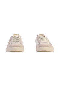 Zapatillas blancas y gris claro con materiales de ante y cuero, con punta redonda, suela plana, diseño con cordones y costuras mínimas.