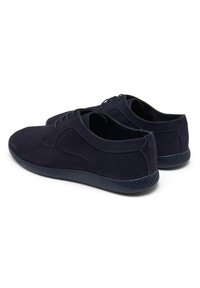 Chaussures en daim bleu marine avec un dessus texturé, des perforations sur les côtés et une semelle en caoutchouc dotée d'un motif en maille.