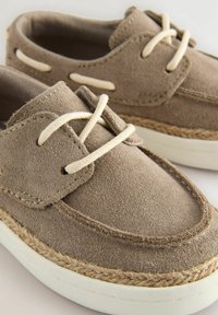Next REGULAR FIT - Náuticos - neutral