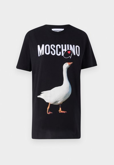 T-shirt en coton noir avec un graphique de canard blanc et le texte "MOSCHINO" en lettres blanches et rouges en gras sur le devant.