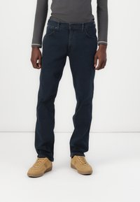 Jeans azul oscuro con corte recto, confeccionados en material vaquero, con cinco bolsillos y cierre de botón único.