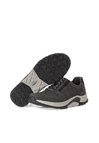 Donkergrijze sportschoenen met een suède en mesh bovenwerk, rubberen buitenzool met een profiel voor grip, en een ritsluiting aan de zijkant.