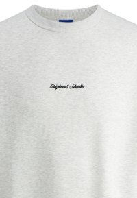 Jasnoszara bluza z miękkiego materiału. Posiada okrągły dekolt oraz haft "Originals Studio" w czarnym kolorze na przodzie.