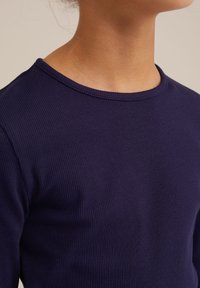 Tengerészkék csíkos, hosszú ujjú felső kerek nyakkivágással, szoros szabással és sima textúrával.