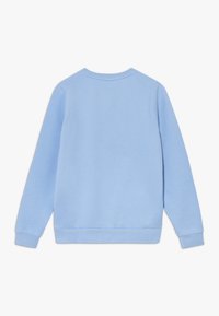 Sudadera de algodón azul claro con cuello redondo, mangas largas y puños y dobladillo acanalados. Textura suave, diseño liso, sin logotipos ni patrones visibles.