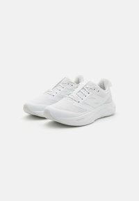 Baskets blanches avec tige en maille respirante, détails texturés, col rembourré et semelle en caoutchouc flexible pour plus de confort et de soutien.