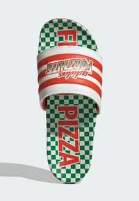 Infradito bianche con strisce rosse e la scritta "PIZZA." All'interno presenta un motivo a scacchi verde e bianco. Realizzate in materiale sintetico.