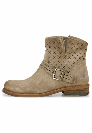 Tan suède enkellaarsjes met geperforeerde bovenkant, cropped ontwerp en decoratieve gespband. Heeft een lage gestapelde hak en gestructureerde zool.