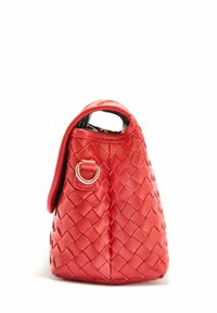 Czerwona skórzana torba o plecionej fakturze, w kształcie trójkąta, z górnym uchwytem i złotym akcentem w postaci pierścienia z boku. Gładkie wykończenie.
