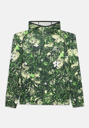 Tricou cu mâneci lungi și glugă, cu un model floral și abstract în verde, alb și negru, având un mic logo triunghiular ACG pe piept.