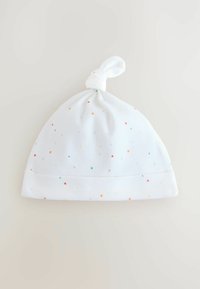 Béret en coton blanc pour bébé avec un sommet noué et des motifs d'étoiles multicolores éparpillés, avec un rebord replié à la base.