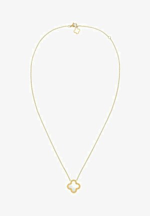Delicaat gouden ketting met een kleine klavervormige hanger en bijpassende klaverbedel vlakbij de sluiting op een witte achtergrond.