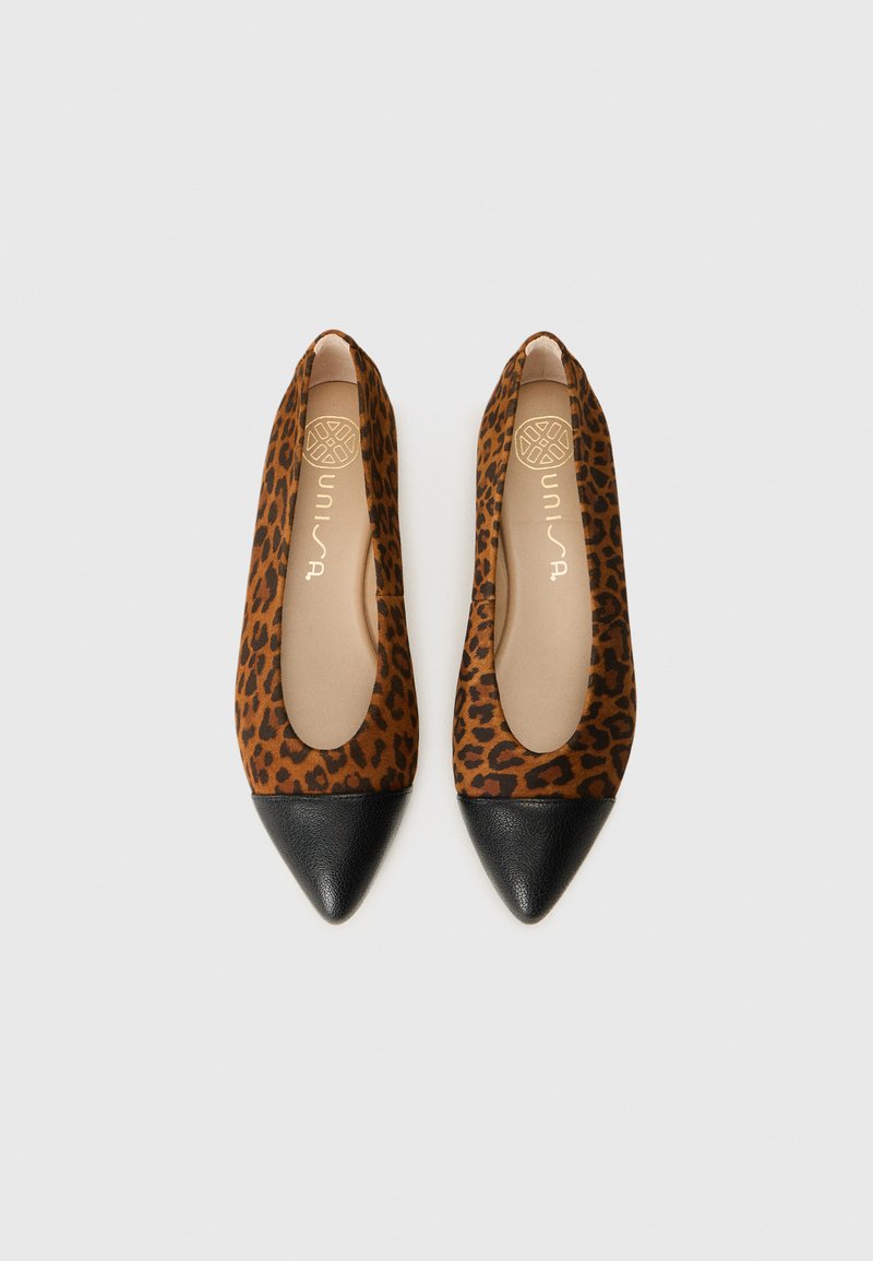 Par de bailarinas de mujer en estampado de leopardo con punteras negras en forma de punta, vistas desde arriba sobre un fondo blanco.