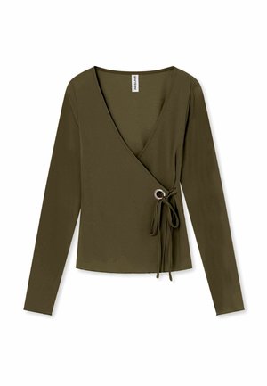 Haut portefeuille à manches longues vert olive avec col en V et détail de lien sur le côté fixé par un œillet en argent.