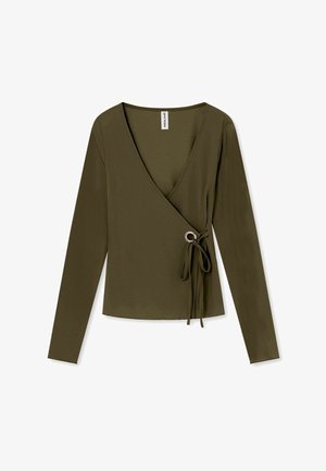 Haut portefeuille à manches longues vert olive avec col en V et détail de lien sur le côté fixé par un œillet en argent.