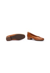 Ballerines en cuir tan avec un bout arrondi et un petit talon, présentant une texture lisse et une semelle en caoutchouc avec un motif de bande de roulement.