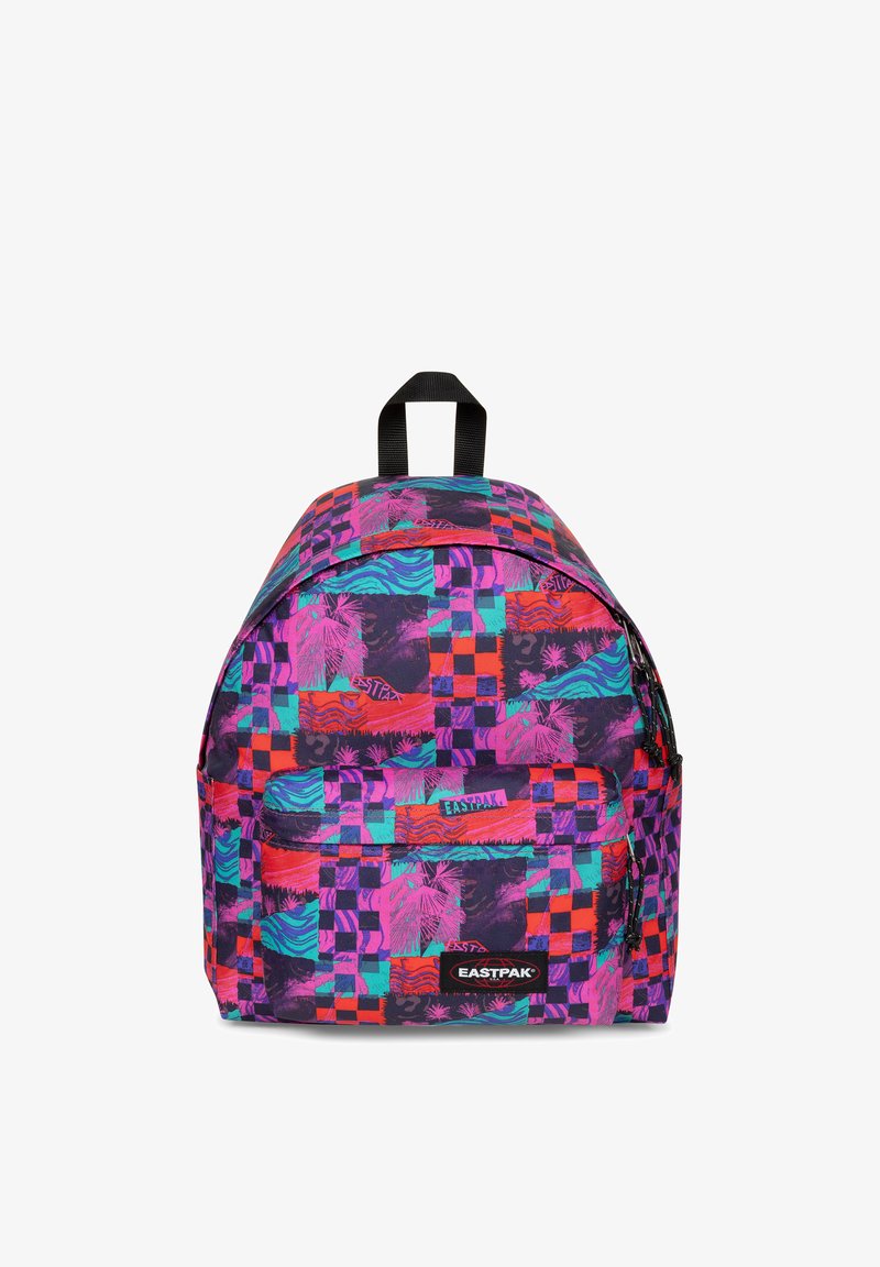 Sac à dos Eastpak multicolore présentant un motif à damier en violet, rose et sarcelle, avec une poche avant et des bretelles réglables.