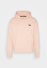Felpa con cappuccio di colore rosa chiaro, realizzata in tessuto morbido. Presenta una tasca frontale e un piccolo logo nero del brand sul petto.