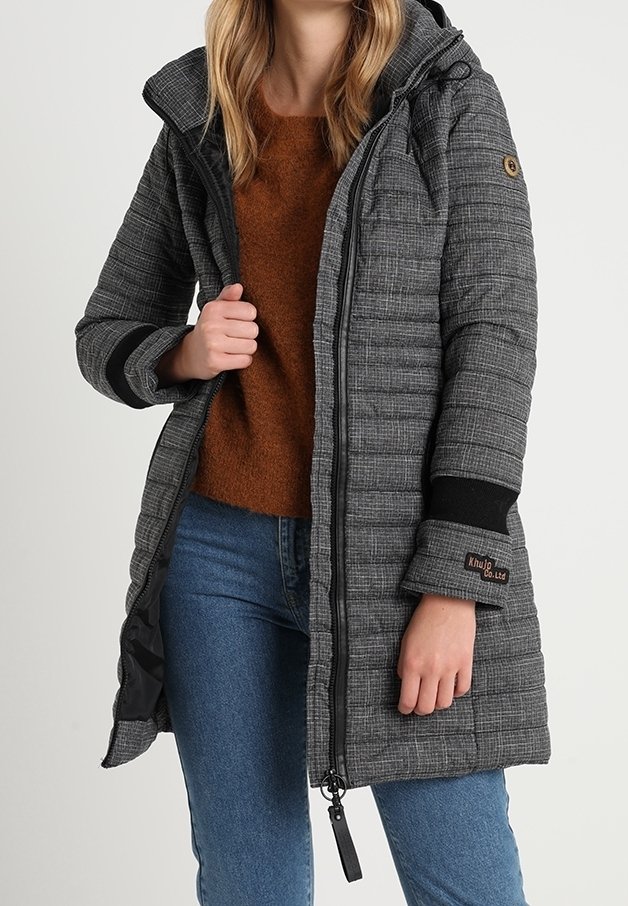 Grijze geruite donzen jas met een capuchon, zwarte accenten en zijzakken. Voorzien van een ritssluiting en een zichtbaar logo op de mouw.