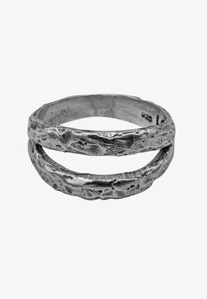 Bague en argent sterling avec un design texturé et ondulé ; comporte deux bandes entrelacées avec une finition mate et des détails visibles.