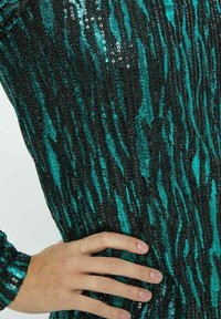 Minus CAIA V-NECK SHORT GLITTER  - Koktailové šaty/večierkové šaty - jade green