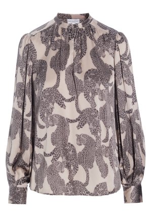 Beige bluse med lange ærmer, rynket halsudskæring og manchetter med et gråt leopardmønster over det hele.