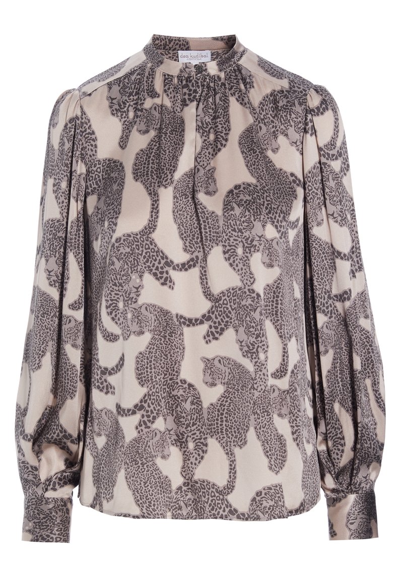 Blouse beige à manches longues avec encolure et poignets froncés, arborant un imprimé léopard gris sur l'ensemble.