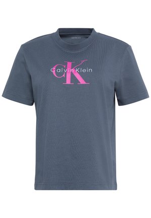 Tricou de culoare gri închis cu mâneci scurte și guler rotund, cu logo-ul „Calvin Klein” în roz și alb centrat pe piept.