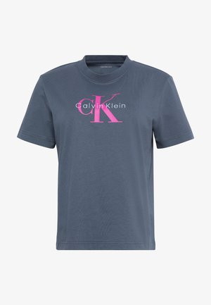 T-shirt gris foncé à manches courtes et col rond avec le logo "Calvin Klein" rose et blanc centré sur la poitrine.