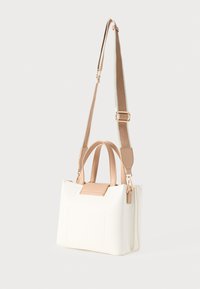 Sac à main structuré blanc avec des accents beiges doux. Doté de deux bretelles, de ferrures dorées et d'une finition lisse et texturée.