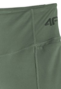 Tissu de leggings de sport vert olive avec taille haute, coutures flatlock et petit logo noir "4F" en haut à droite.