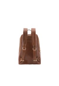 Bruine leren rugzak met padded verstelbare schouderbanden en goudkleurige hardware, vanaf de achterkant weergegeven op een witte achtergrond.