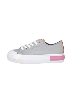 Zapatilla baja de lona gris claro con cordones blancos, suela blanca gruesa, ojal y detalle en el talón en rosa, lengüeta del talón naranja y puntera redondeada.