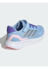 adidas Performance RUNFALCON 5   - Chaussures de running sur route - glow blue silver metallic clear pink