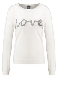 Weißer Pulli mit langen Ärmeln und grauem, geschwungenem „love“-Schriftzug auf der Brust sowie einem GAP-Labels im Kragen.