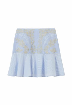 Falda azul clara con patrones florales bordados en oro en la mitad superior y tela plisada a rayas en la mitad inferior.