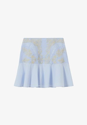 Jupe bleu clair avec motifs floraux brodés en or sur la moitié supérieure et tissu rayé plissé sur la moitié inférieure.