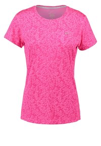 Camiseta de manga corta rosa hecha de tejido que absorbe la humedad, con un patrón texturizado y un escote redondo. Incluye un pequeño detalle de logo.