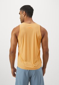 HOKA AIROLITE RUN TANK - Topp - solar flare