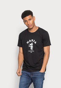 Makia MAKIA X MAURI KUNNAS SEADOG - T-shirt estampada - black